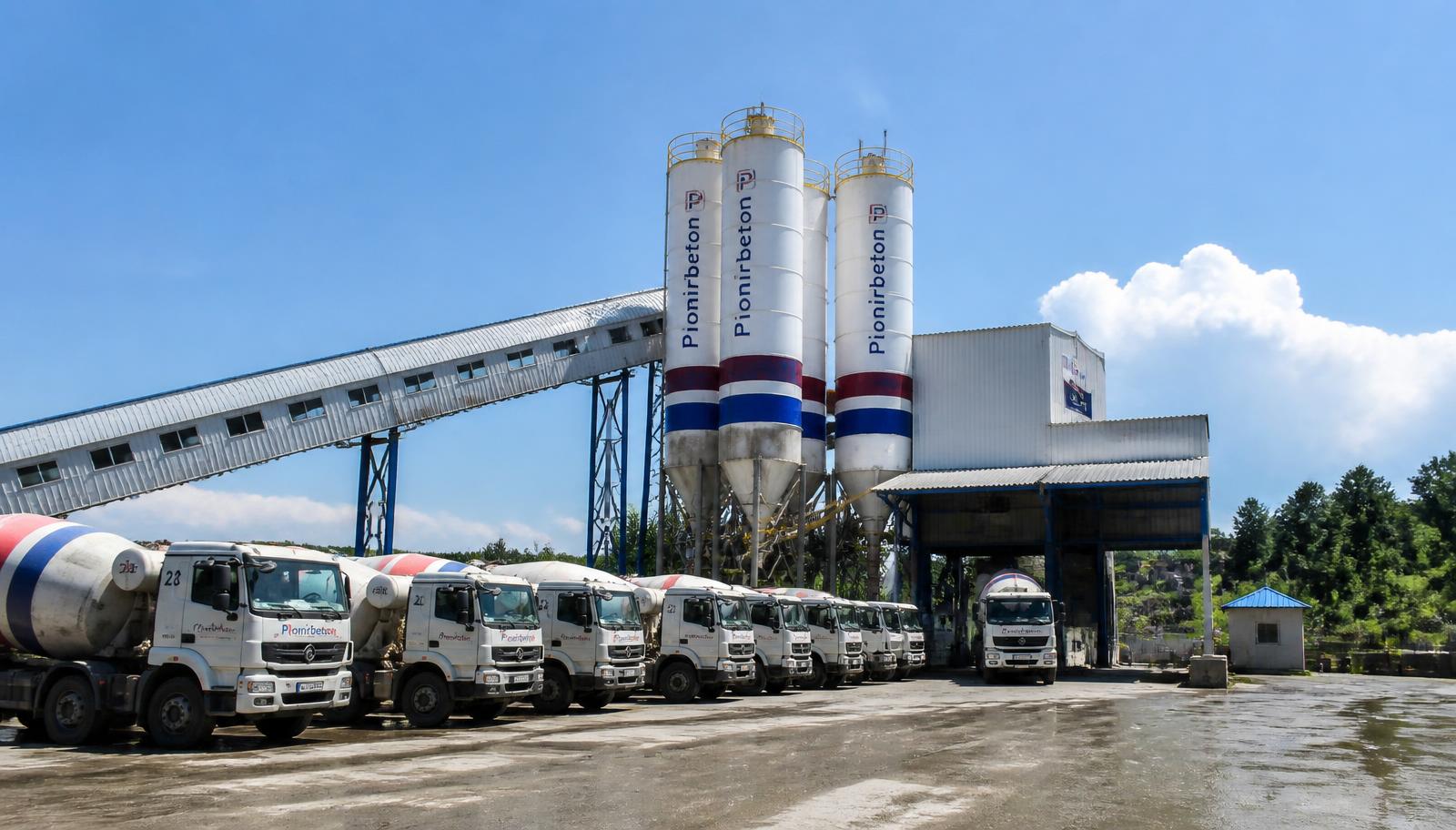 Batching plant PT Mitra Beton Samarinda dengan armada truk mixer readymix di Samarinda Kalimantan Timur